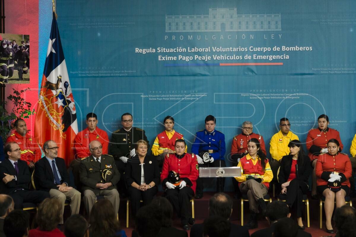 Firma Ley que Regula a Bomberos y Peajes-1