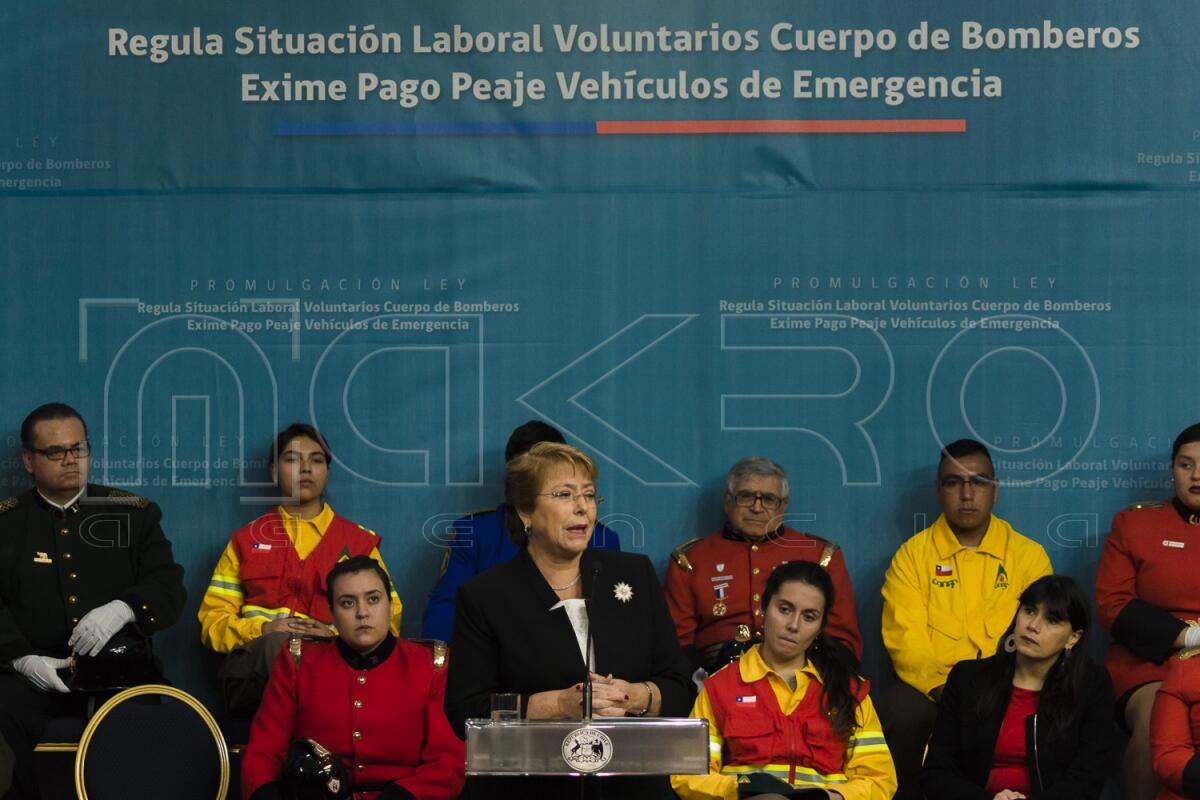 Firma Ley que Regula a Bomberos y Peajes-3