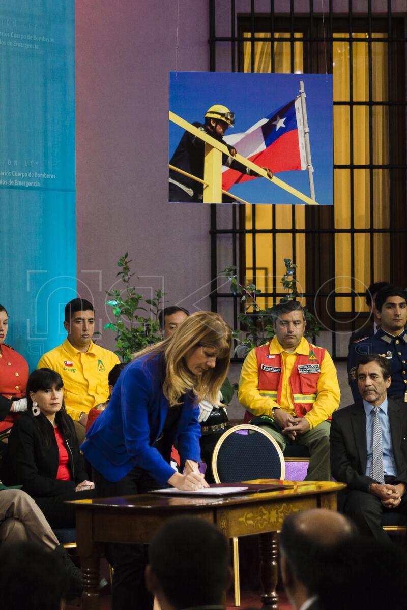 Firma Ley que Regula a Bomberos y Peajes-5