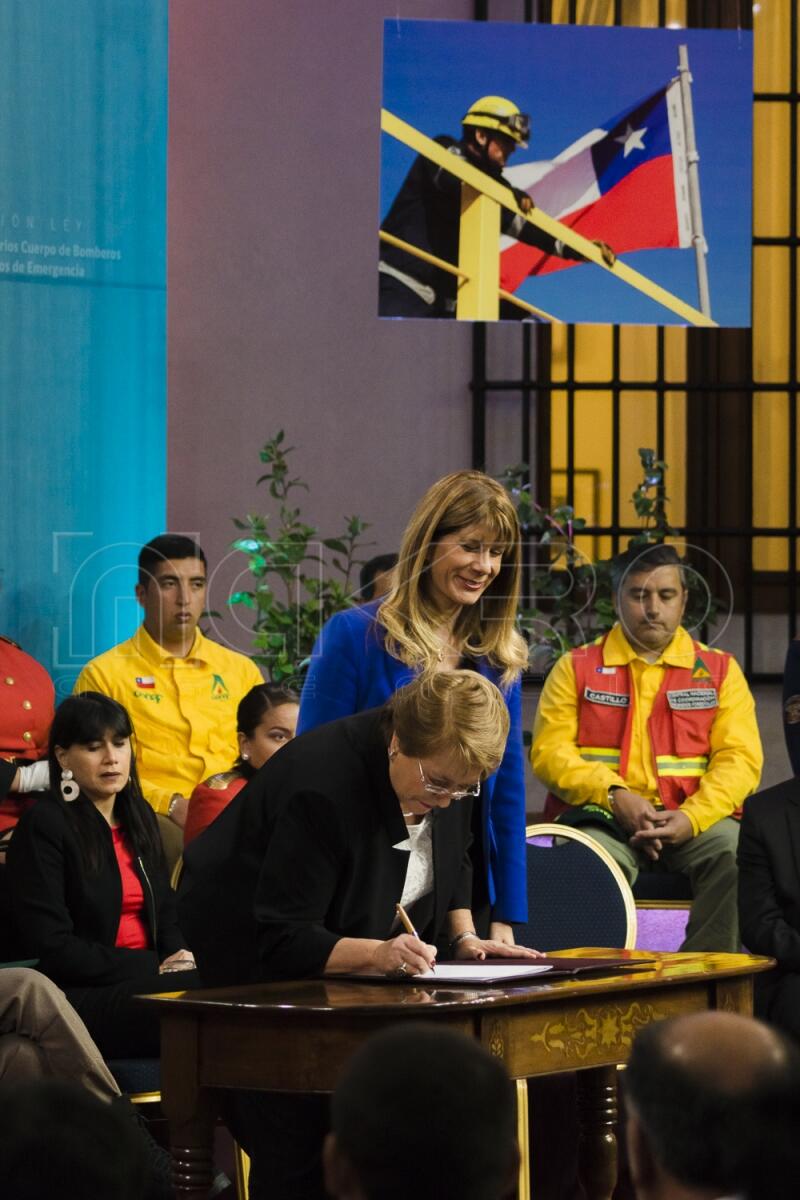 Firma Ley que Regula a Bomberos y Peajes-6