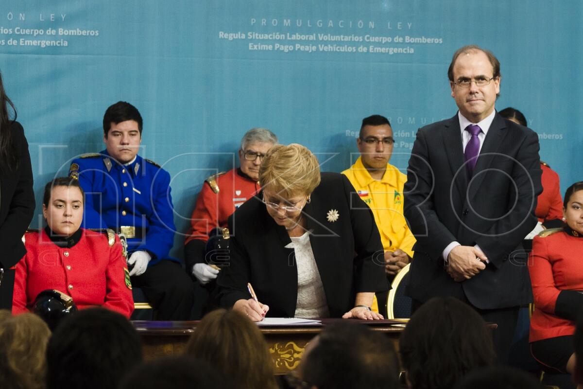 Firma Ley que Regula a Bomberos y Peajes-7