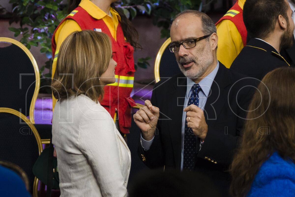 Firma Ley que Regula a Bomberos y Peajes-9