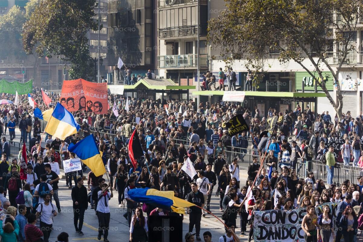 Galería de la marcha estudiantil “Que Chile decida”