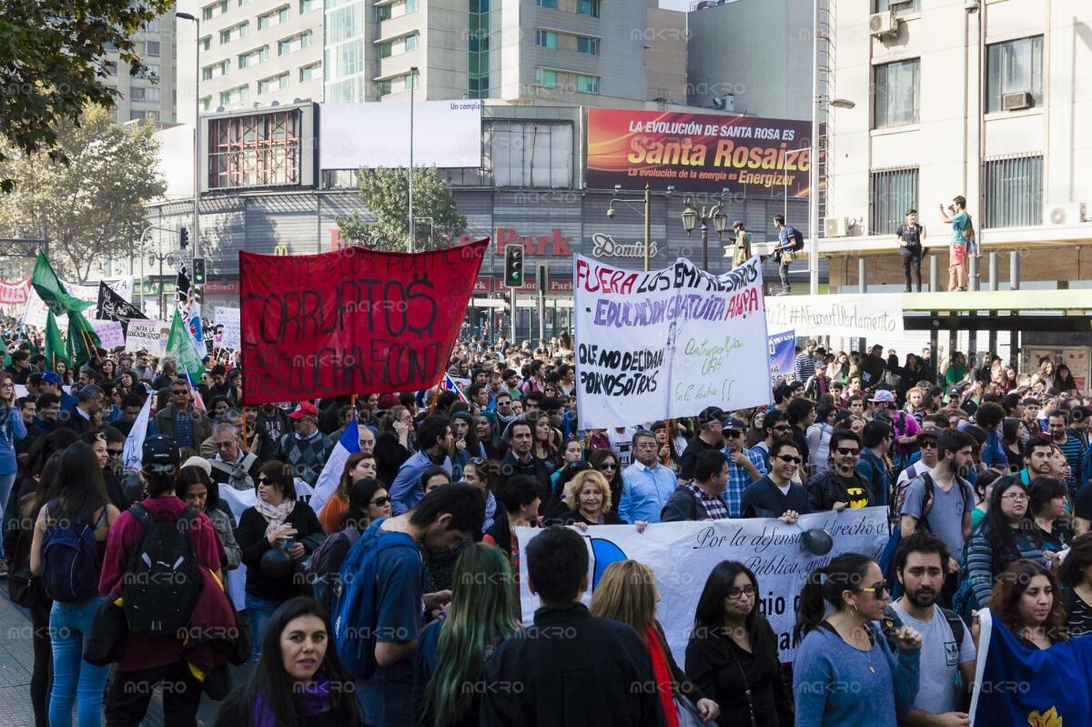 Galería de la marcha estudiantil “Que Chile decida”