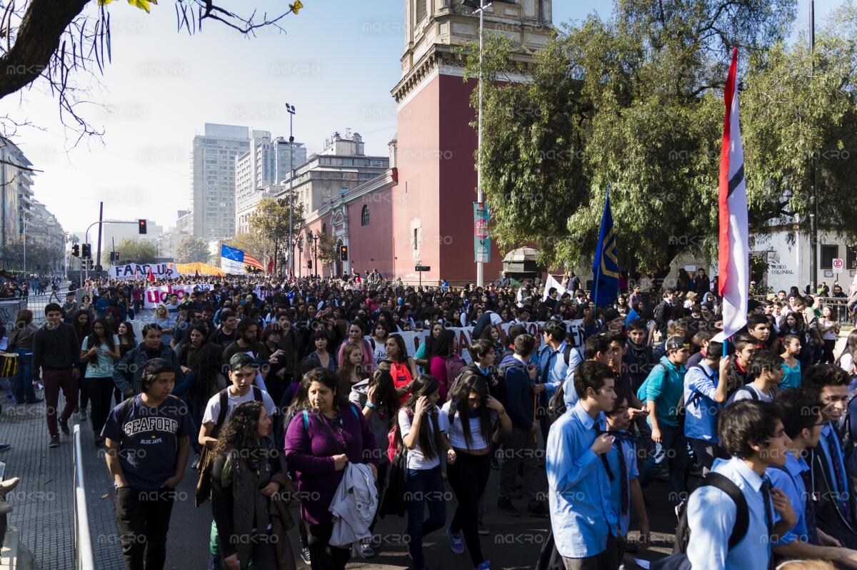 Galería de la marcha estudiantil “Que Chile decida”