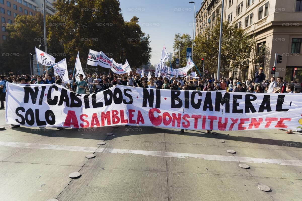 Galería de la marcha estudiantil “Que Chile decida”