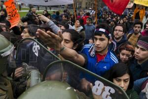 Incidentes en La Moneda entre partidarios y detractores de marcha de camioneros