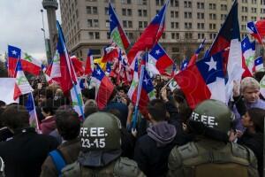 Incidentes en La Moneda entre partidarios y detractores de marcha de camioneros