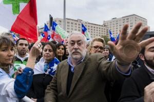 Incidentes en La Moneda entre partidarios y detractores de marcha de camioneros