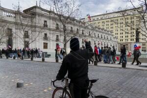 Incidentes en La Moneda entre partidarios y detractores de marcha de camioneros