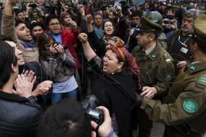 Incidentes en La Moneda entre partidarios y detractores de marcha de camioneros