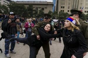 Incidentes en La Moneda entre partidarios y detractores de marcha de camioneros