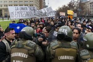 Incidentes en La Moneda entre partidarios y detractores de marcha de camioneros